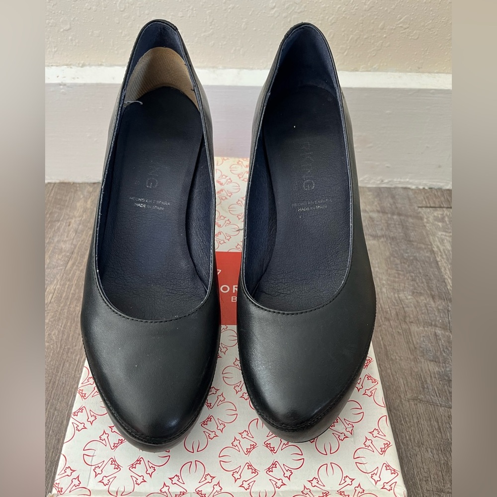 Dorking Classic Black Heels Size 7.5
